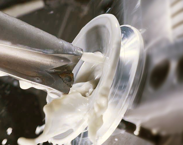 在全合成、半合成金屬切削液與油性切削油當中該怎樣選擇呢？